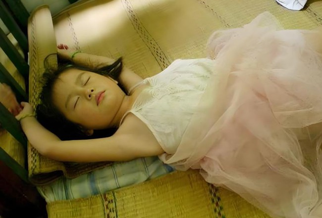 Bất ngờ: 5 kiểu tư thế ngủ sau tiết lộ tính cách của con, bố mẹ có thể tham khảo để điều chỉnh cách nuôi dạy!- Ảnh 1. Bất ngờ: 5 kiểu tư thế ngủ sau tiết lộ tính cách của con, bố mẹ có thể tham khảo để điều chỉnh cách nuôi dạy!- Ảnh 1.