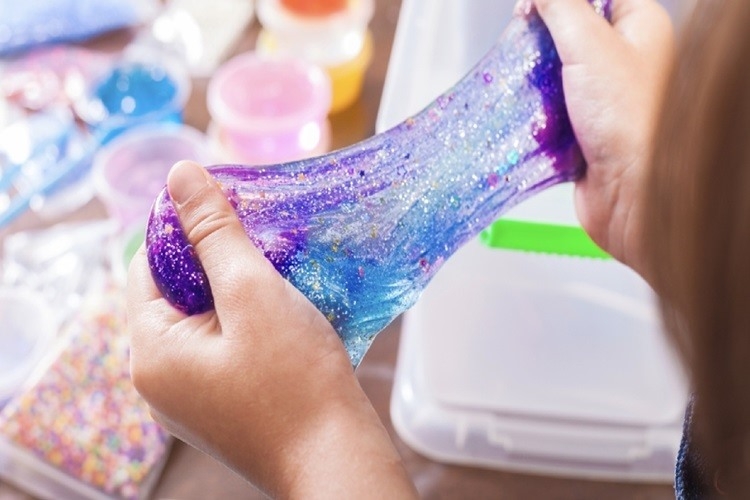 Cấp cứu bé trai 5 tuổi bị phù mạch sau 30 phút chơi slime- Ảnh 1. Cấp cứu bé trai 5 tuổi bị phù mạch sau 30 phút chơi slime- Ảnh 1.