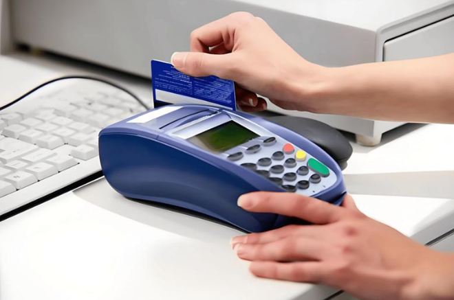 Thẻ tín dụng liên tiếp có 4 giao dịch lạ, trừ 91 triệu đồng, người đàn ông bình tĩnh mua thêm chai nước rồi báo công an: tòa phán "ngân hàng phải bồi thường"- Ảnh 1. Thẻ tín dụng liên tiếp có 4 giao dịch lạ, trừ 91 triệu đồng, người đàn ông bình tĩnh mua thêm chai nước rồi báo công an: tòa phán "ngân hàng phải bồi thường"- Ảnh 1.