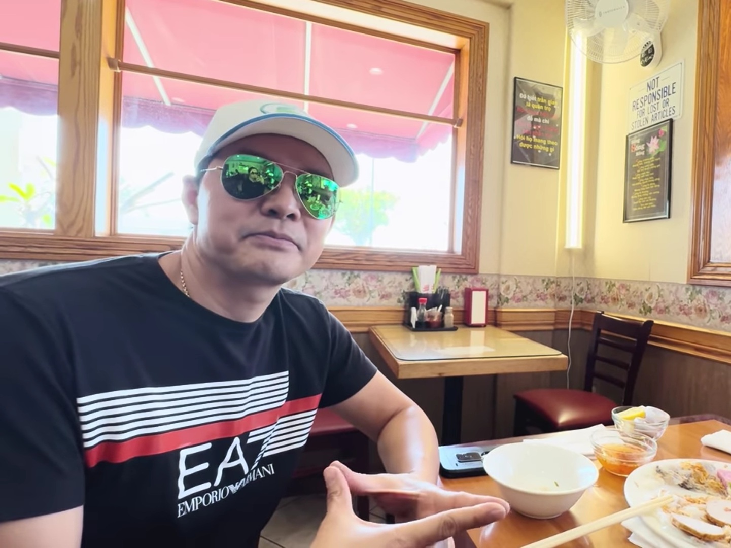 Nam ca sĩ là anh trai Quang Lê: Lấy vợ xong giàu có, sở hữu vài nhà ở Mỹ, cho em trai phần lãi tới 250 ngàn đô- Ảnh 1. Nam ca sĩ là anh trai Quang Lê: Lấy vợ xong giàu có, sở hữu vài nhà ở Mỹ, cho em trai phần lãi tới 250 ngàn đô- Ảnh 1.