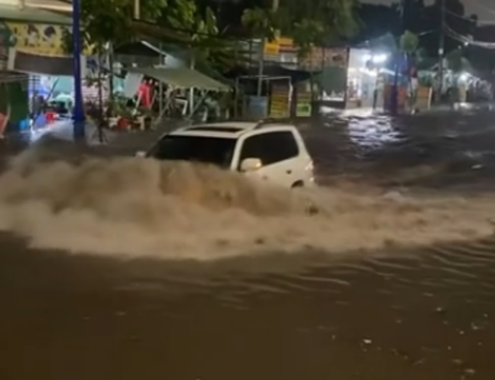 VIDEO: Xe Lexus LX570 "chết đứng" khi trên đoạn đường ngập nước, lái xe cần lưu ý gì?- Ảnh 1. VIDEO: Xe Lexus LX570 "chết đứng" khi trên đoạn đường ngập nước, lái xe cần lưu ý gì?- Ảnh 1.