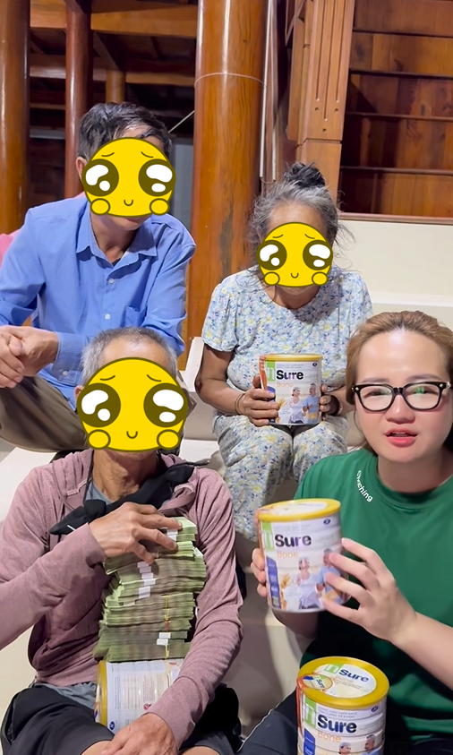 Hoàng Hường livestream bán sữa xương khớp giữa vùng lũ: Người xem phản đối, lo sợ về chất lượng- Ảnh 5. Hoàng Hường livestream bán sữa xương khớp giữa vùng lũ: Người xem phản đối, lo sợ về chất lượng- Ảnh 5.