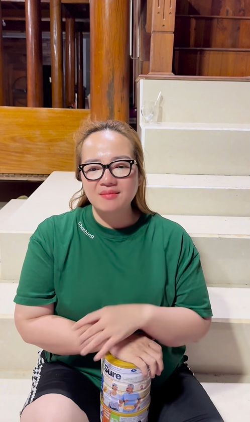 Hoàng Hường livestream bán sữa xương khớp giữa vùng lũ: Người xem phản đối, lo sợ về chất lượng- Ảnh 3. Hoàng Hường livestream bán sữa xương khớp giữa vùng lũ: Người xem phản đối, lo sợ về chất lượng- Ảnh 3.