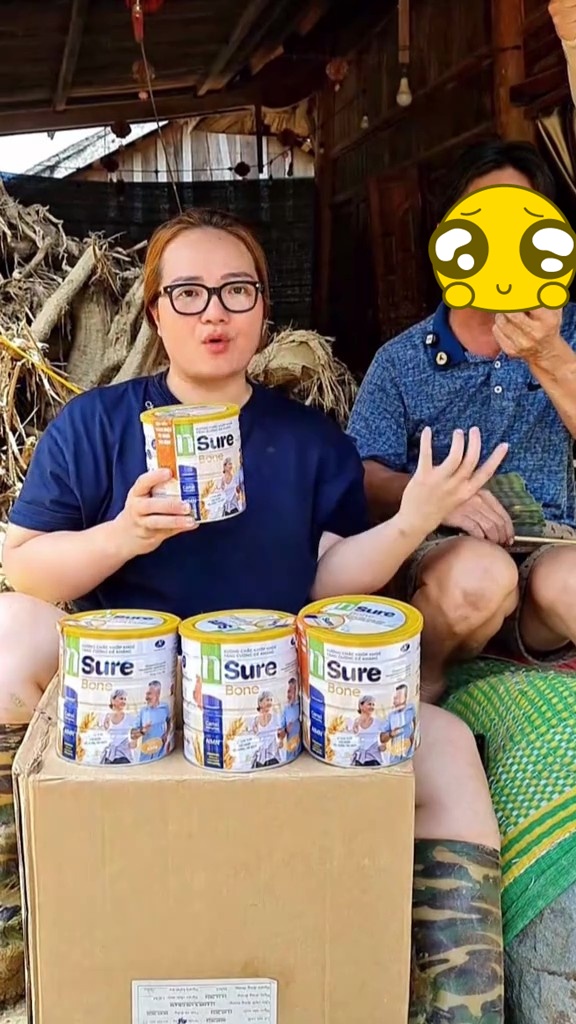 Hoàng Hường livestream bán sữa xương khớp giữa vùng lũ: Người xem phản đối, lo sợ về chất lượng- Ảnh 6. Hoàng Hường livestream bán sữa xương khớp giữa vùng lũ: Người xem phản đối, lo sợ về chất lượng- Ảnh 6.