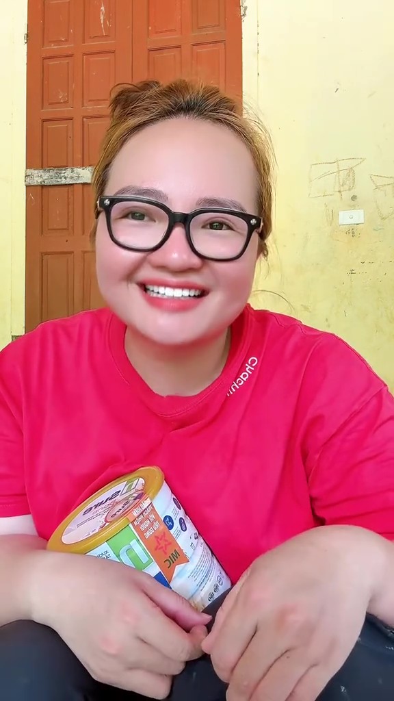 Hoàng Hường livestream bán sữa xương khớp giữa vùng lũ: Người xem phản đối, lo sợ về chất lượng- Ảnh 4. Hoàng Hường livestream bán sữa xương khớp giữa vùng lũ: Người xem phản đối, lo sợ về chất lượng- Ảnh 4.