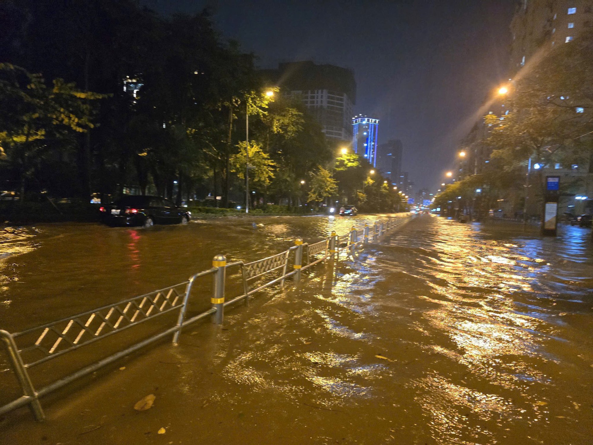 Công ty thoát nước Hà Nội: Đường Võ Chí Công bị ngập sâu, kéo dài do "lượng mưa tăng đột biến"- Ảnh 2.