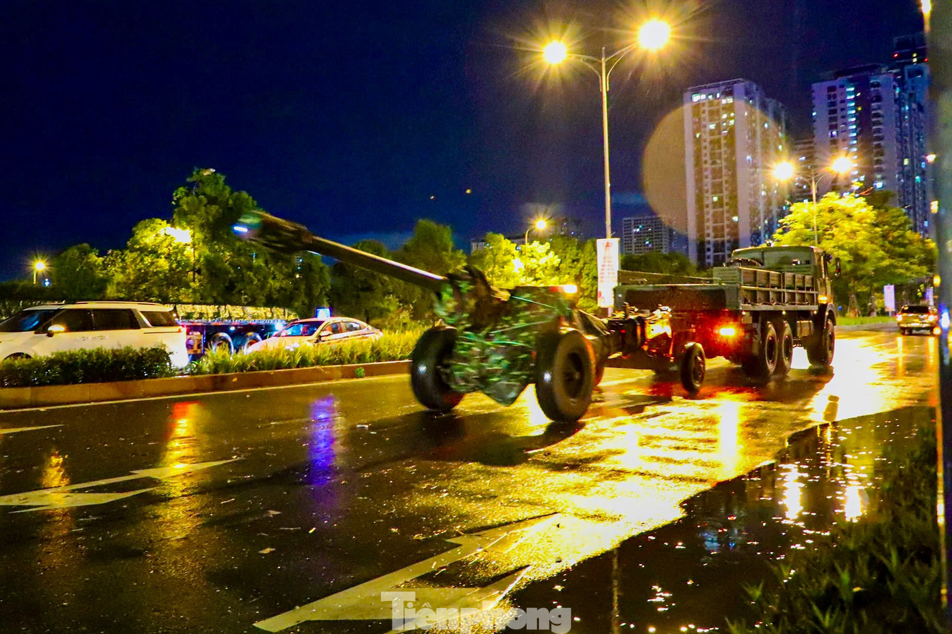 Xe pháo quân sự thực hành cơ động đêm về Quảng trường Ba Đình- Ảnh 1. Xe pháo quân sự thực hành cơ động đêm về Quảng trường Ba Đình- Ảnh 1.