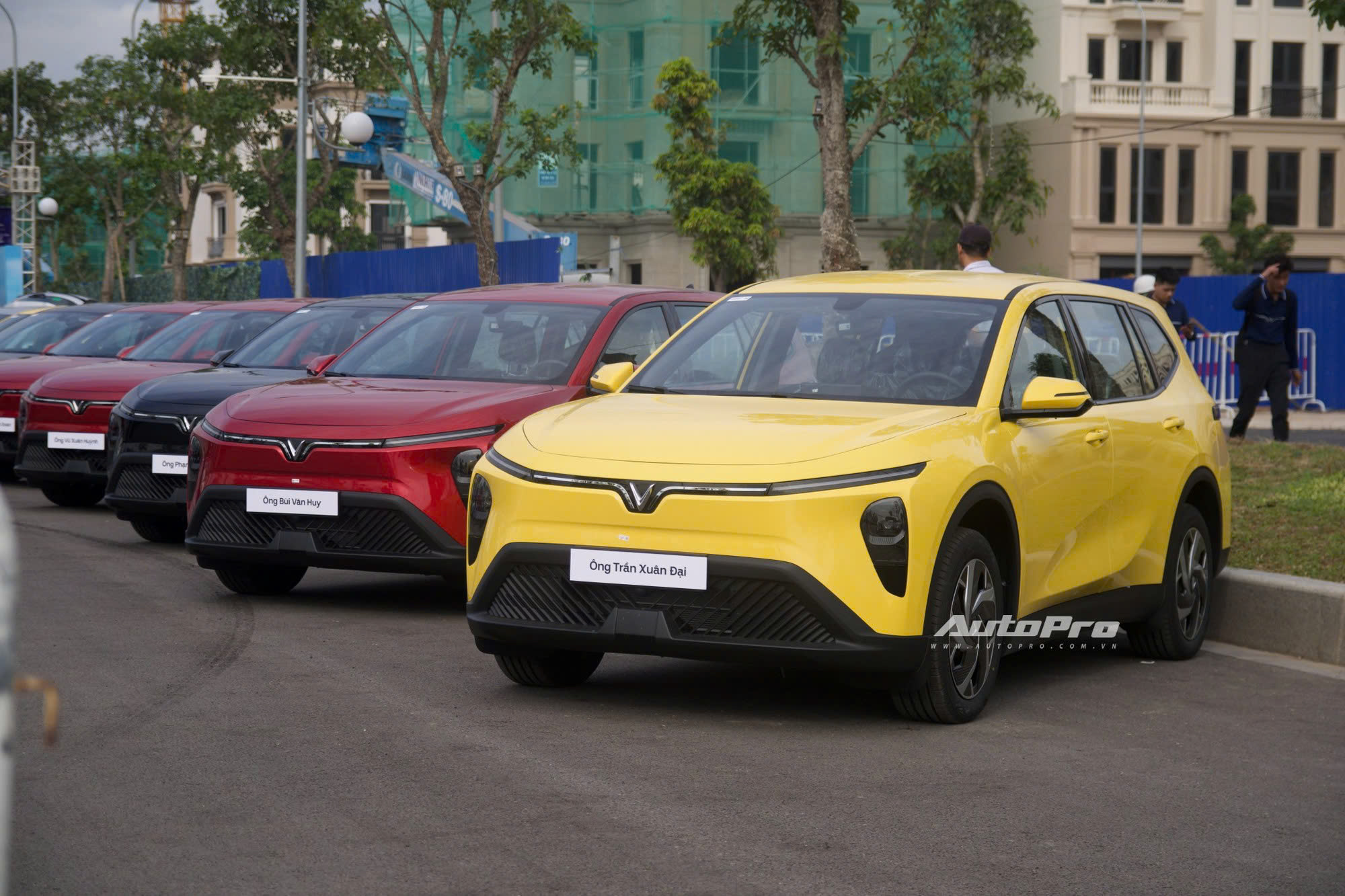 Các xưởng độ "sống" nhờ VinFast Limo Green: Vài triệu mỗi hạng mục nhưng sắp hàng chục nghìn xe ra vào mỗi ngày- Ảnh 1.