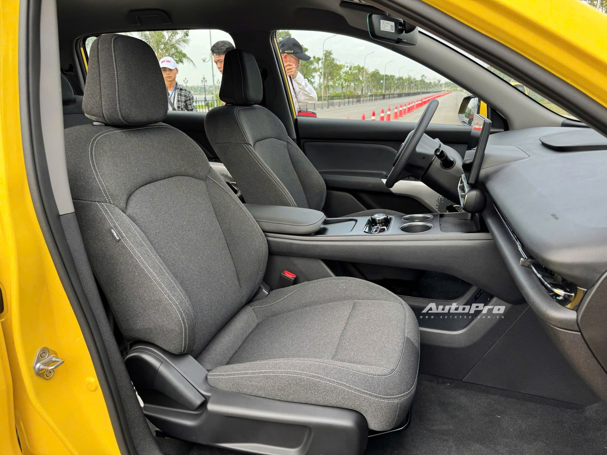 Các xưởng độ "sống" nhờ VinFast Limo Green: Vài triệu mỗi hạng mục nhưng sắp hàng chục nghìn xe ra vào mỗi ngày- Ảnh 3.