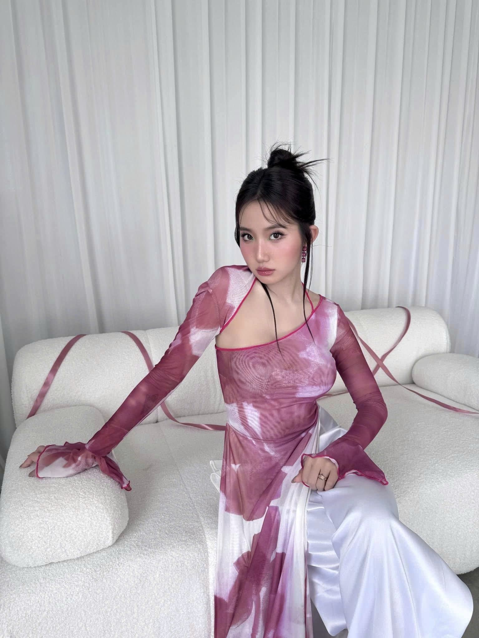 Người đẹp showbiz làm dâu gia đình giàu nổi tiếng ở Đồng Tháp: 18 tuổi bước chân vào giới thượng lưu, được nhà chồng cưng chiều như trứng mỏng- Ảnh 3. Người đẹp showbiz làm dâu gia đình giàu nổi tiếng ở Đồng Tháp: 18 tuổi bước chân vào giới thượng lưu, được nhà chồng cưng chiều như trứng mỏng- Ảnh 3.