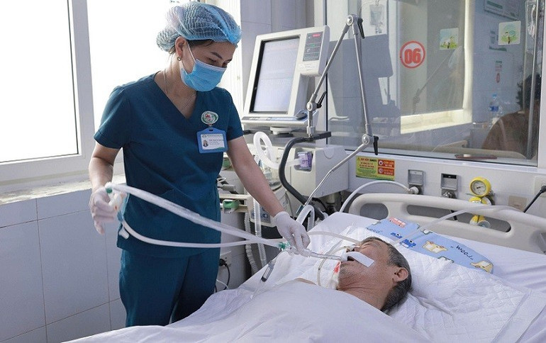 Nữ điều dưỡng Nghệ An cứu sống du khách ngưng tim giữa phố Hoa Lư, vỏn vẹn hơn 1 phút khiến ai cũng "nín thở"- Ảnh 1. Nữ điều dưỡng Nghệ An cứu sống du khách ngưng tim giữa phố Hoa Lư, vỏn vẹn hơn 1 phút khiến ai cũng "nín thở"- Ảnh 1.