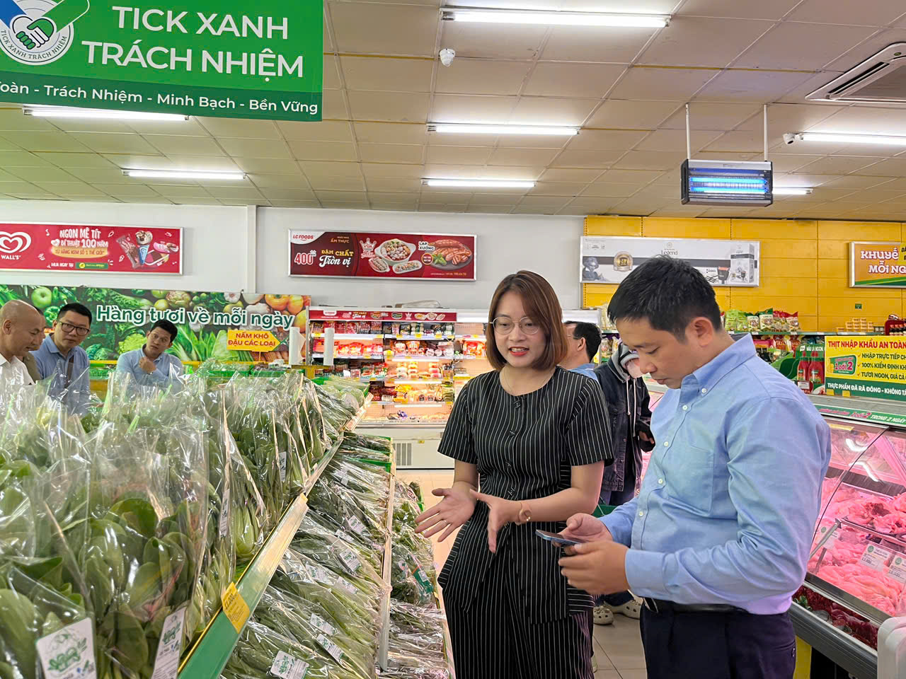 Gắn "tick xanh trách nhiệm" lên rau củ, trứng, thịt, cá: Người tiêu dùng mua sự minh bạch- Ảnh 5. Gắn "tick xanh trách nhiệm" lên rau củ, trứng, thịt, cá: Người tiêu dùng mua sự minh bạch- Ảnh 5.