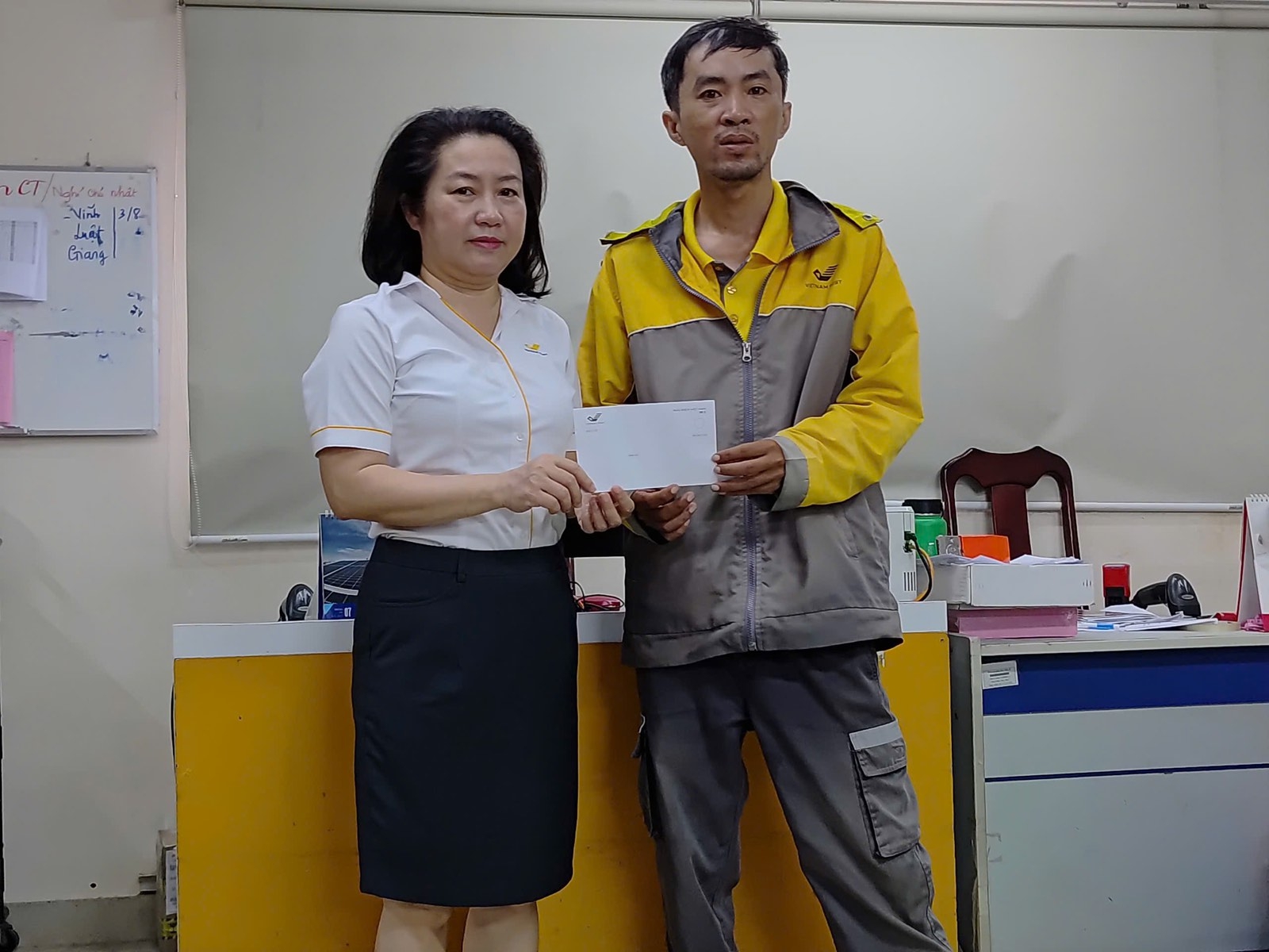 Phí ship chỉ 165K, vị khách ở TPHCM chuyển khoản luôn 165 triệu đồng: Shipper lập tức báo cáo luôn lãnh đạo đơn vị- Ảnh 1. Phí ship chỉ 165K, vị khách ở TPHCM chuyển khoản luôn 165 triệu đồng: Shipper lập tức báo cáo luôn lãnh đạo đơn vị- Ảnh 1.