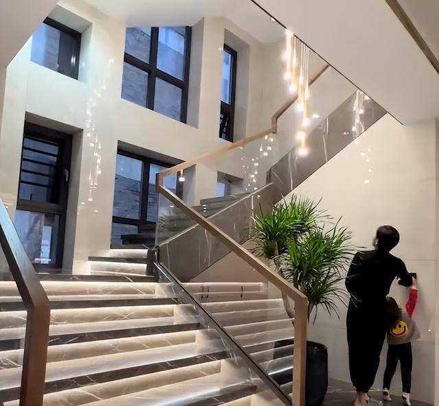 Vợ chồng trẻ từ bỏ công việc thành thị, chi tiền tỷ xây biệt thự hơn 700 m² tại quê: Nghỉ hưu sớm sống an nhàn ở tuổi 35- Ảnh 2. Vợ chồng trẻ từ bỏ công việc thành thị, chi tiền tỷ xây biệt thự hơn 700 m² tại quê: Nghỉ hưu sớm sống an nhàn ở tuổi 35- Ảnh 2.
