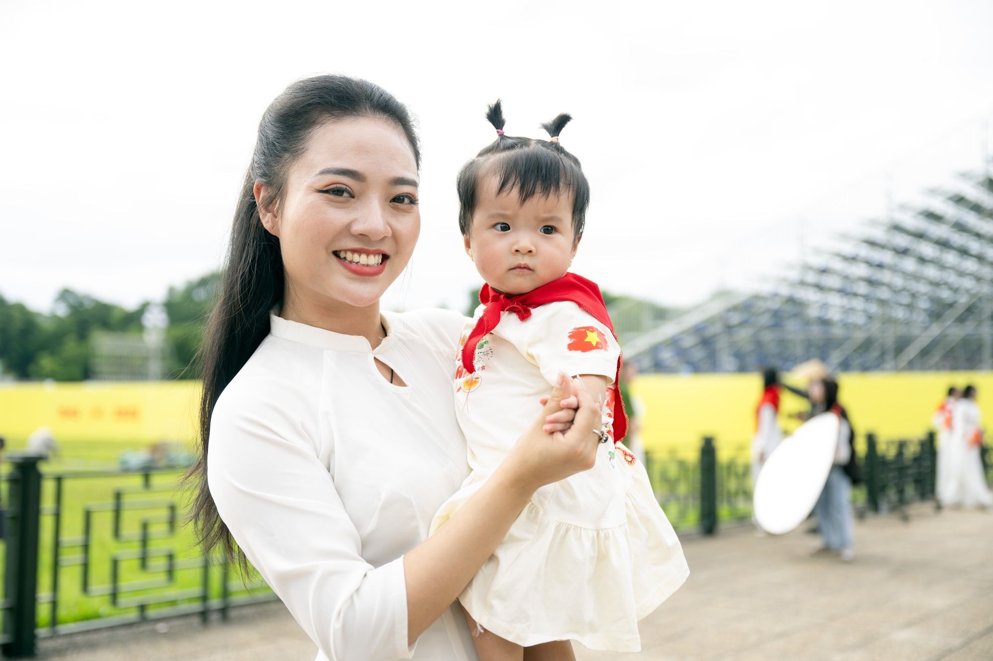 Quảng trường Ba Đình rực rỡ sắc đỏ từ sớm, người dân háo hức đếm ngược đến ngày Quốc khánh 2/9- Ảnh 12.