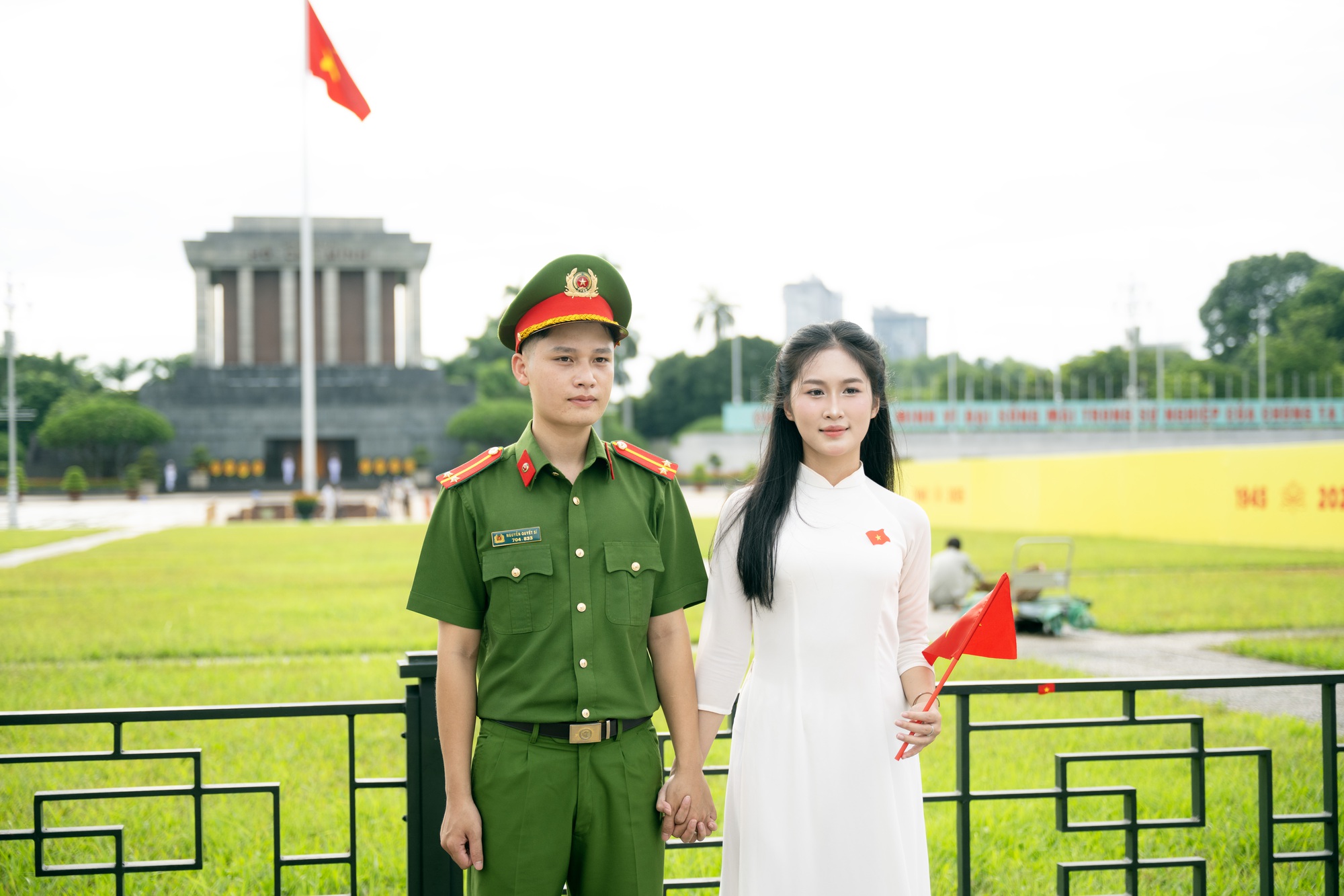 Quảng trường Ba Đình rực rỡ sắc đỏ từ sớm, người dân háo hức đếm ngược đến ngày Quốc khánh 2/9- Ảnh 13.