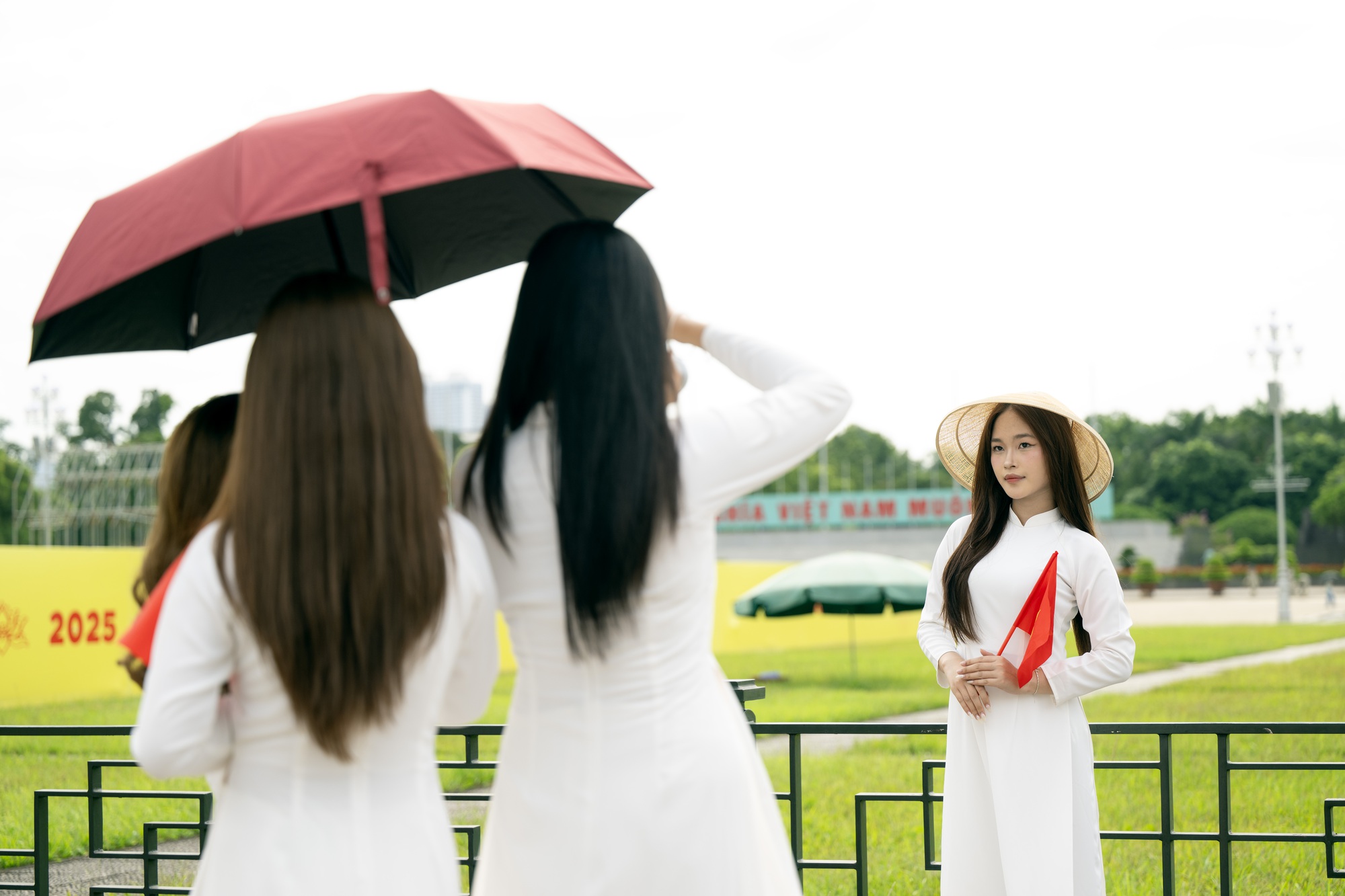 Quảng trường Ba Đình rực rỡ sắc đỏ từ sớm, người dân háo hức đếm ngược đến ngày Quốc khánh 2/9- Ảnh 2.
