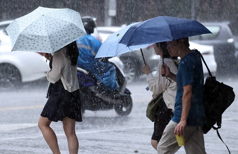 Sau mưa lớn, bác sĩ nhắc nhở cẩn trọng với 6 căn bệnh đang "rình rập" và cách "phòng bệnh hơn chữa bệnh"- Ảnh 1.