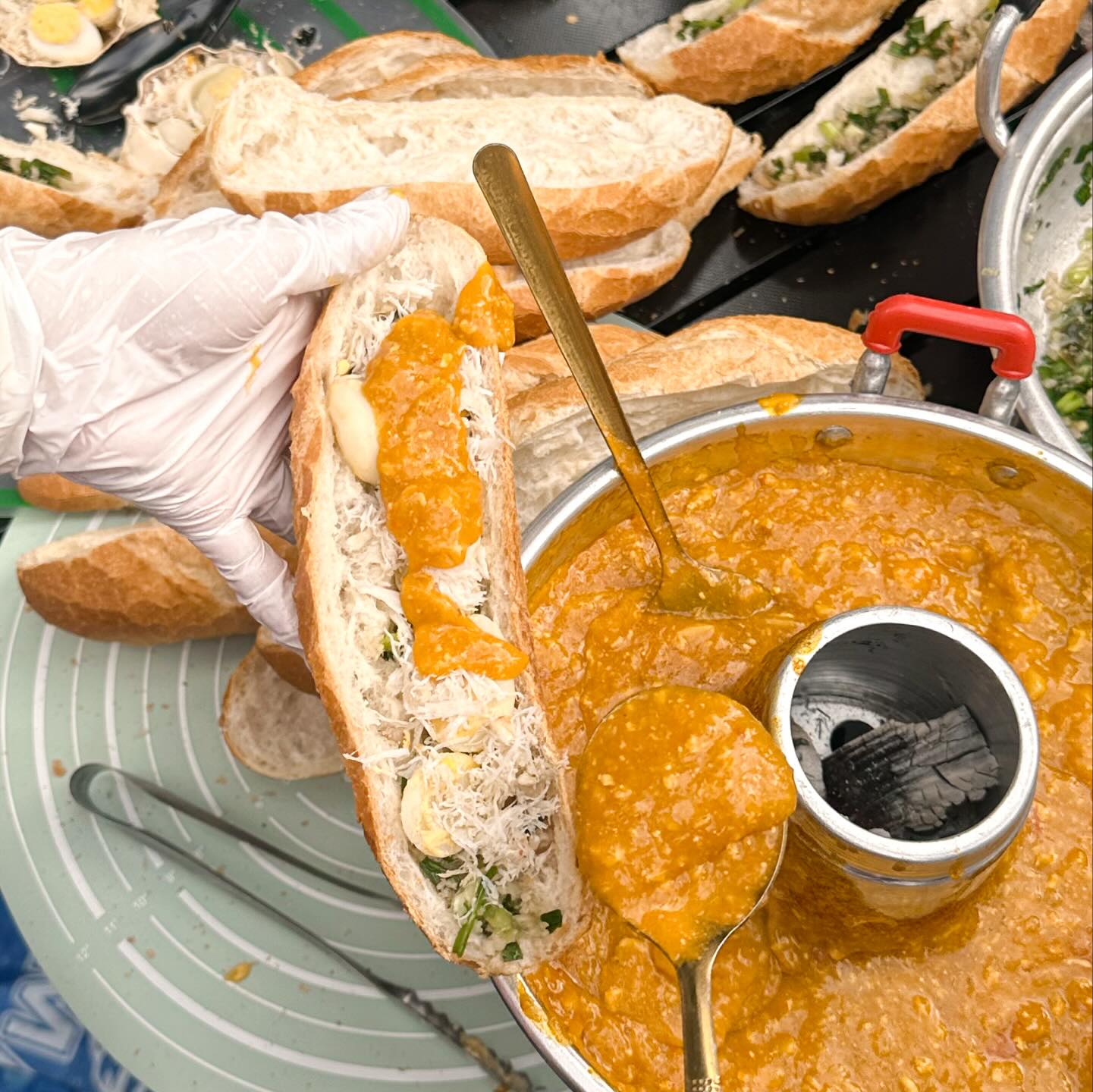 Cô bé 14 tuổi ở TPHCM gây sốt với món bánh mì gạch cua, chỉ mở bán đúng 2 tiếng là hết sạch 600 phần!- Ảnh 1. Cô bé 14 tuổi ở TPHCM gây sốt với món bánh mì gạch cua, chỉ mở bán đúng 2 tiếng là hết sạch 600 phần!- Ảnh 1.