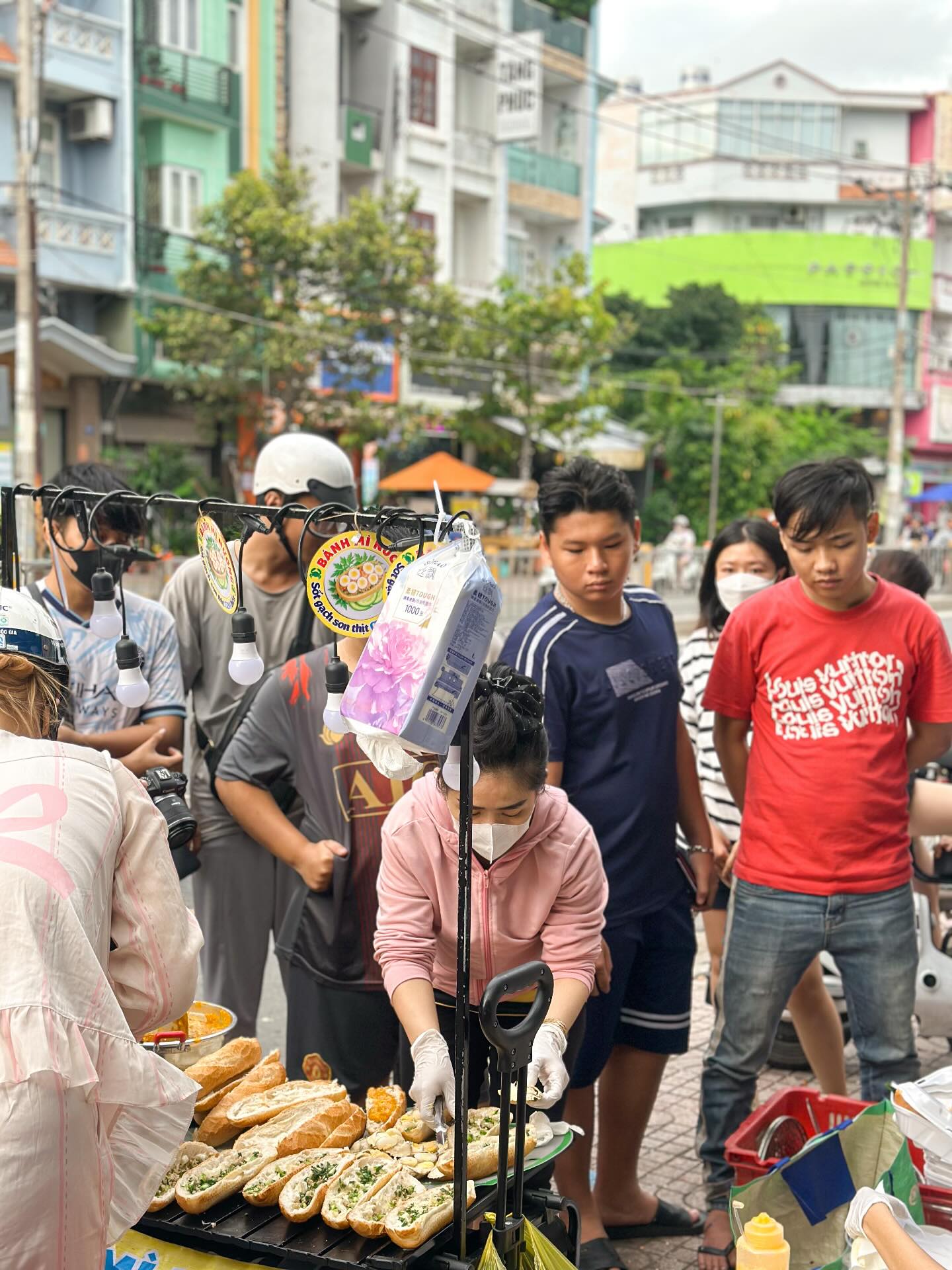Cô bé 14 tuổi ở TPHCM gây sốt với món bánh mì gạch cua, chỉ mở bán đúng 2 tiếng là hết sạch 600 phần!- Ảnh 6. Cô bé 14 tuổi ở TPHCM gây sốt với món bánh mì gạch cua, chỉ mở bán đúng 2 tiếng là hết sạch 600 phần!- Ảnh 6.