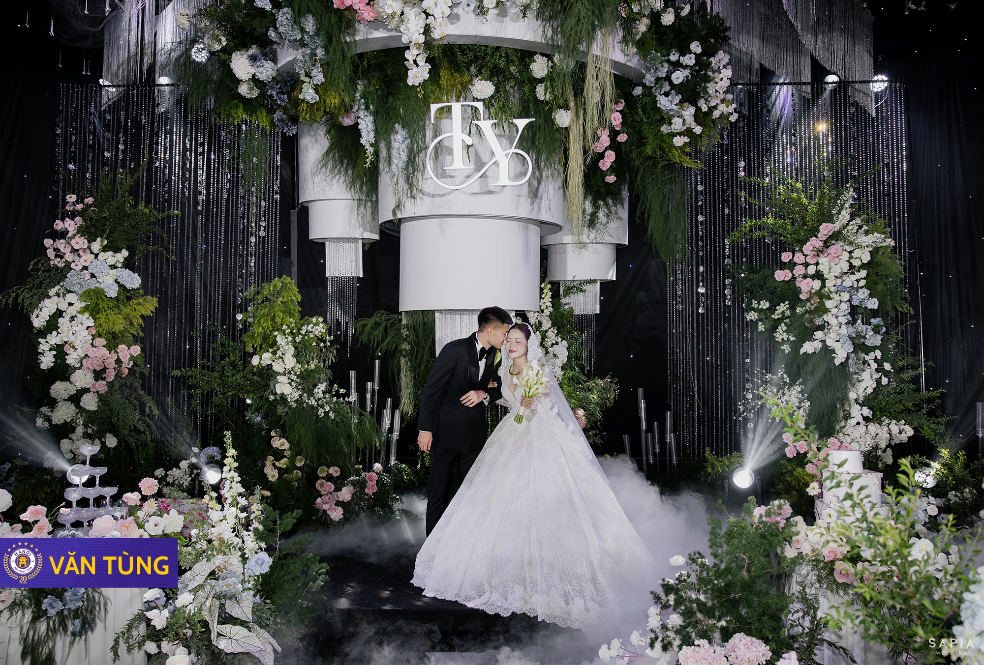 Ảnh nét căng: Tuyển thủ Việt Nam cưới hotgirl ngân hàng, chồng Đỗ Mỹ Linh, Quang Hải, Duy Mạnh nô nức dự cưới- Ảnh 2.