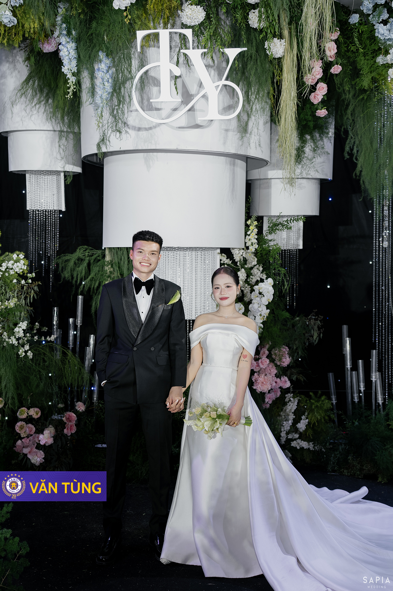 Ảnh nét căng: Tuyển thủ Việt Nam cưới hotgirl ngân hàng, chồng Đỗ Mỹ Linh, Quang Hải, Duy Mạnh nô nức dự cưới- Ảnh 1.