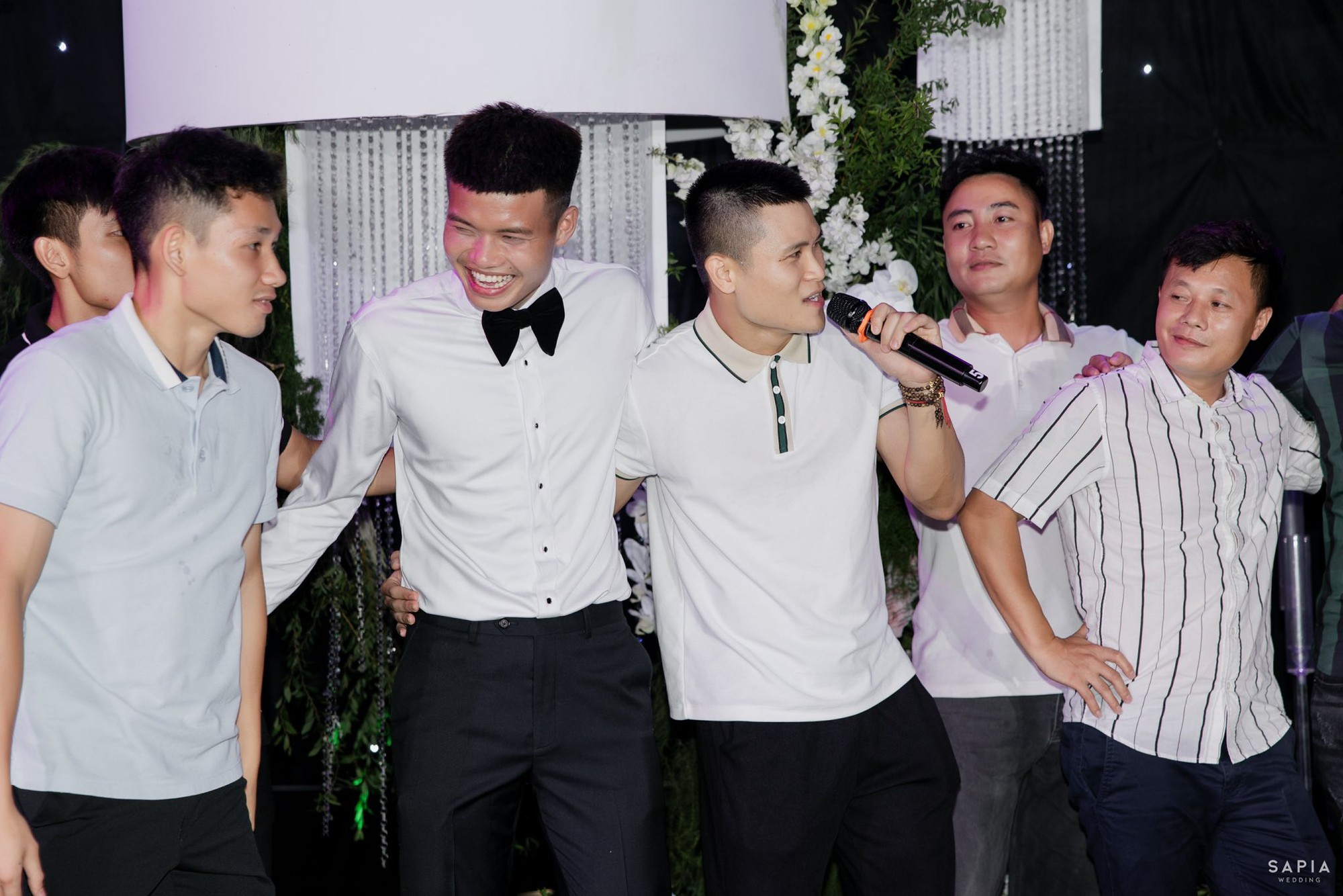 Ảnh nét căng: Tuyển thủ Việt Nam cưới hotgirl ngân hàng, chồng Đỗ Mỹ Linh, Quang Hải, Duy Mạnh nô nức dự cưới- Ảnh 9.