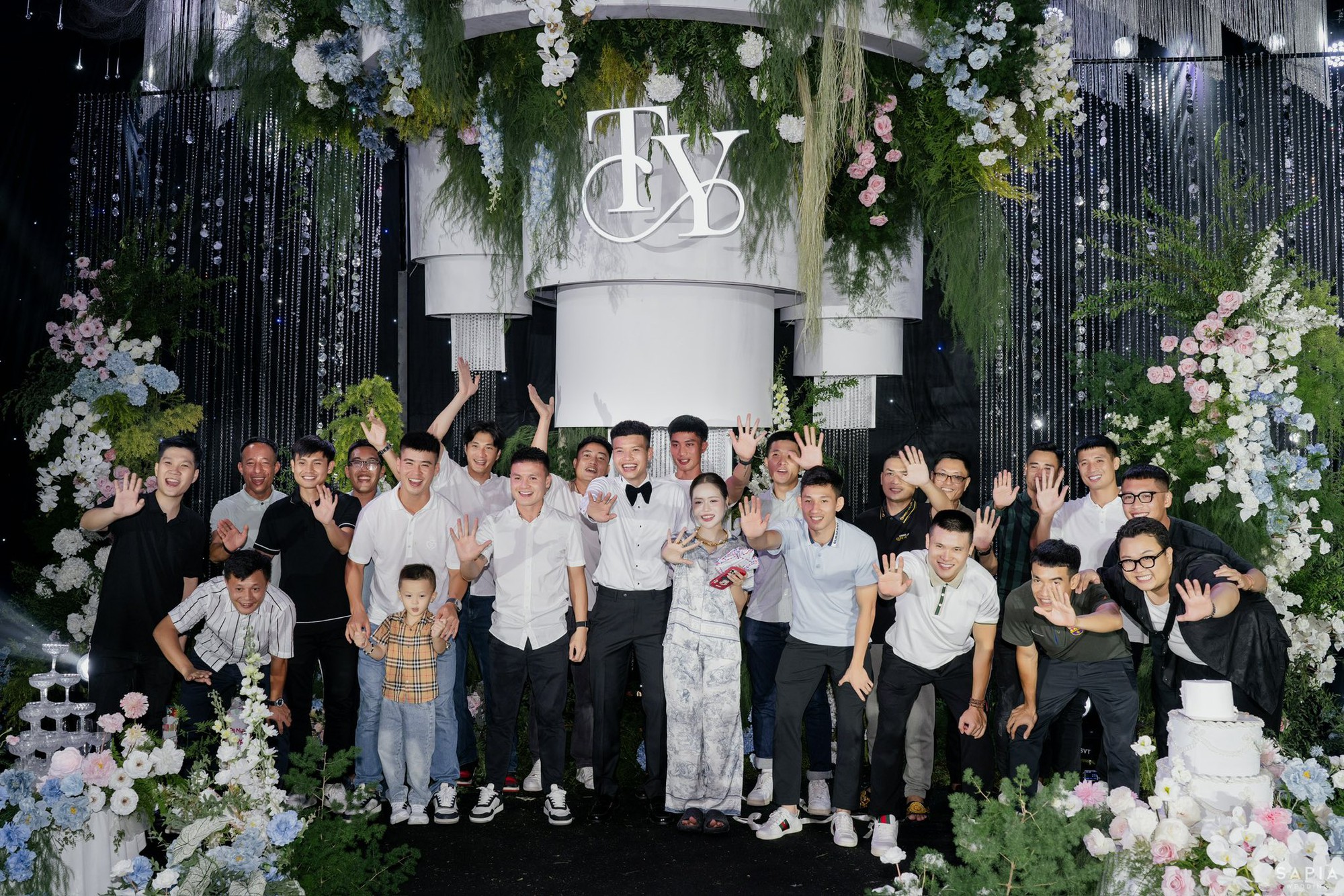 Ảnh nét căng: Tuyển thủ Việt Nam cưới hotgirl ngân hàng, chồng Đỗ Mỹ Linh, Quang Hải, Duy Mạnh nô nức dự cưới- Ảnh 7.