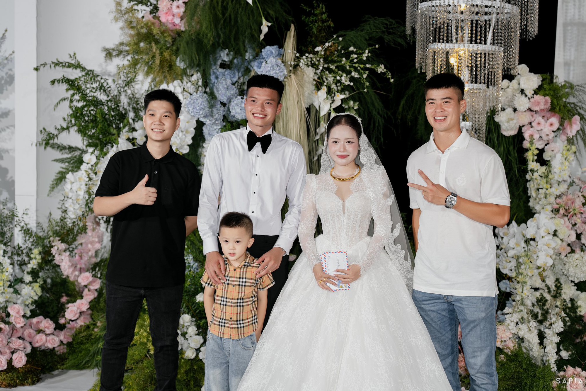 Ảnh nét căng: Tuyển thủ Việt Nam cưới hotgirl ngân hàng, chồng Đỗ Mỹ Linh, Quang Hải, Duy Mạnh nô nức dự cưới- Ảnh 6.