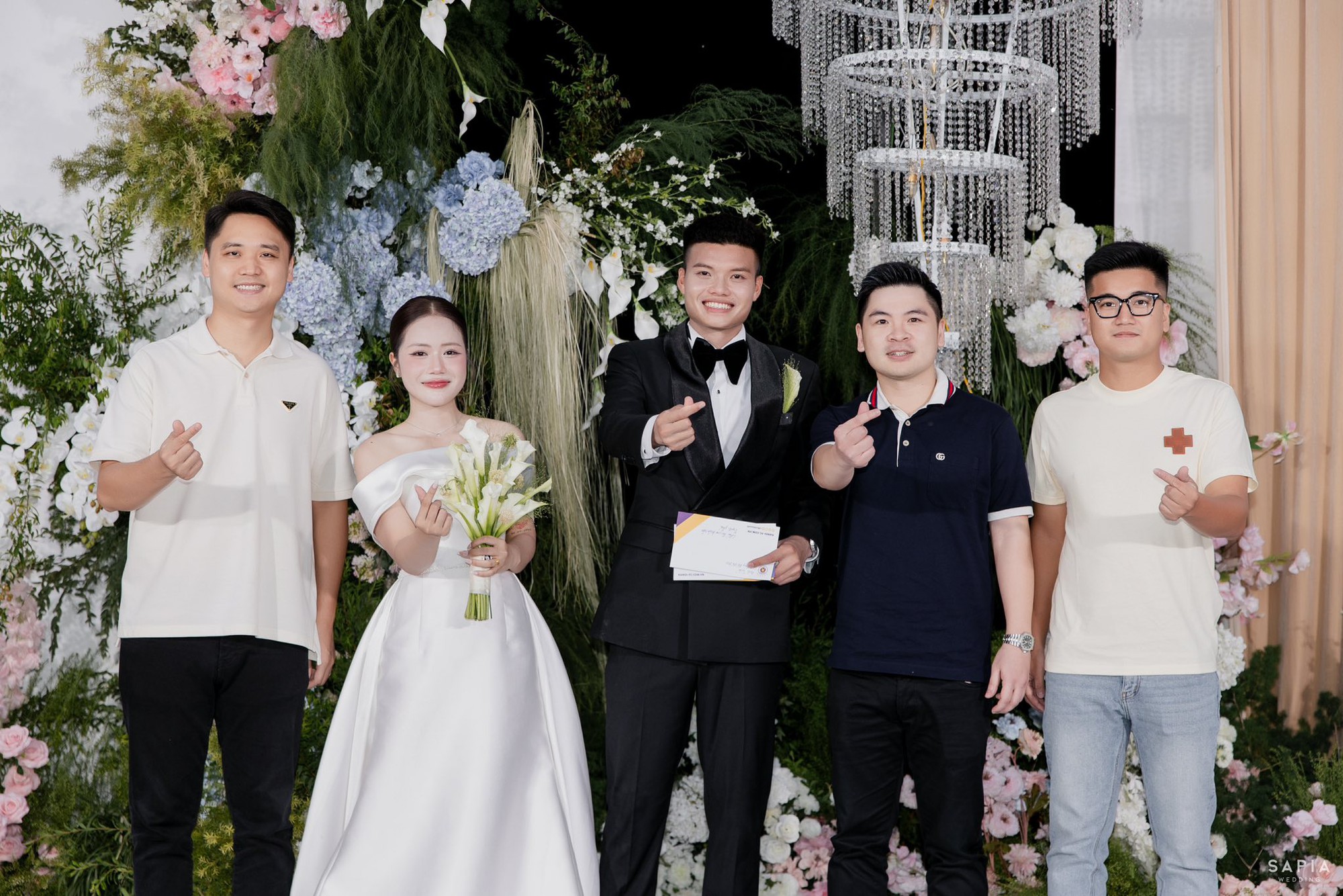 Ảnh nét căng: Tuyển thủ Việt Nam cưới hotgirl ngân hàng, chồng Đỗ Mỹ Linh, Quang Hải, Duy Mạnh nô nức dự cưới- Ảnh 5.