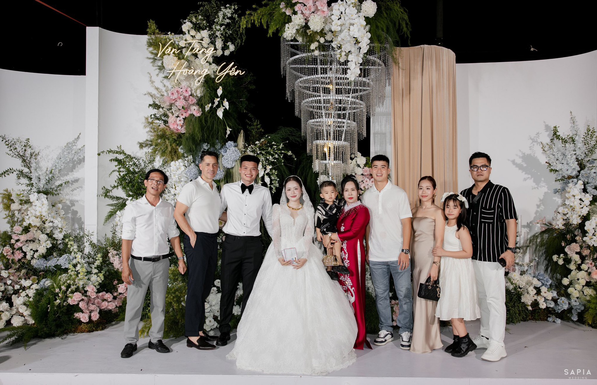 Ảnh nét căng: Tuyển thủ Việt Nam cưới hotgirl ngân hàng, chồng Đỗ Mỹ Linh, Quang Hải, Duy Mạnh nô nức dự cưới- Ảnh 8.