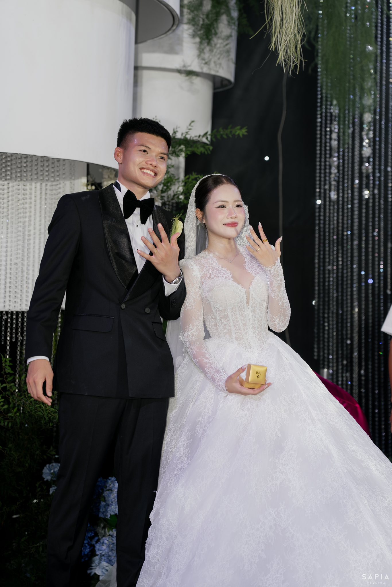 Ảnh nét căng: Tuyển thủ Việt Nam cưới hotgirl ngân hàng, chồng Đỗ Mỹ Linh, Quang Hải, Duy Mạnh nô nức dự cưới- Ảnh 3.