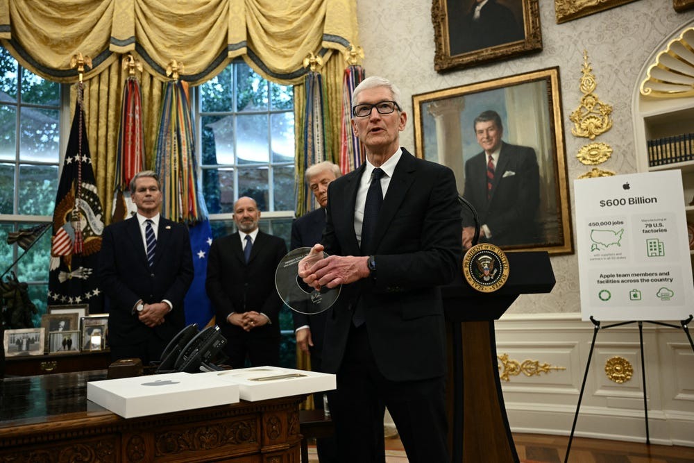 Đem tặng ông Trump thứ gì mà CEO Tim Cook nhận lại phần quà siêu to khổng lồ: 'Apple sẽ được đối xử đặc biệt'- Ảnh 1.