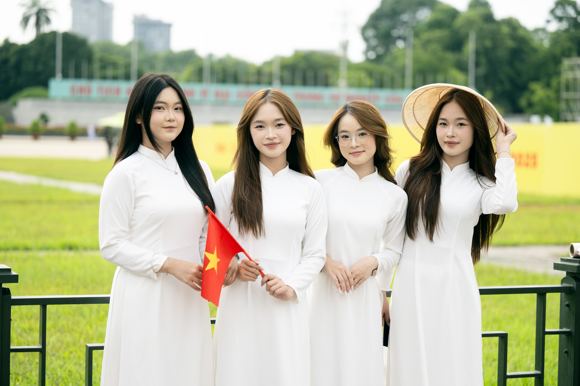 Quảng trường Ba Đình rực rỡ sắc đỏ từ sớm, người dân háo hức đếm ngược đến ngày Quốc khánh 2/9- Ảnh 9.