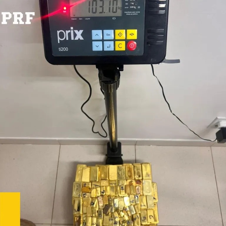 Tịch thu hơn 100 thỏi vàng nguyên chất nặng 103 kg, trị giá 291 tỷ đồng trên xe ô tô: Danh tính người bị bắt giữ gây bất ngờ- Ảnh 2. Tịch thu hơn 100 thỏi vàng nguyên chất nặng 103 kg, trị giá 291 tỷ đồng trên xe ô tô: Danh tính người bị bắt giữ gây bất ngờ- Ảnh 2.