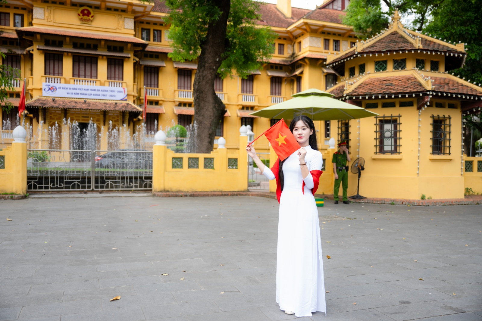 Quảng trường Ba Đình rực rỡ sắc đỏ từ sớm, người dân háo hức đếm ngược đến ngày Quốc khánh 2/9- Ảnh 14.