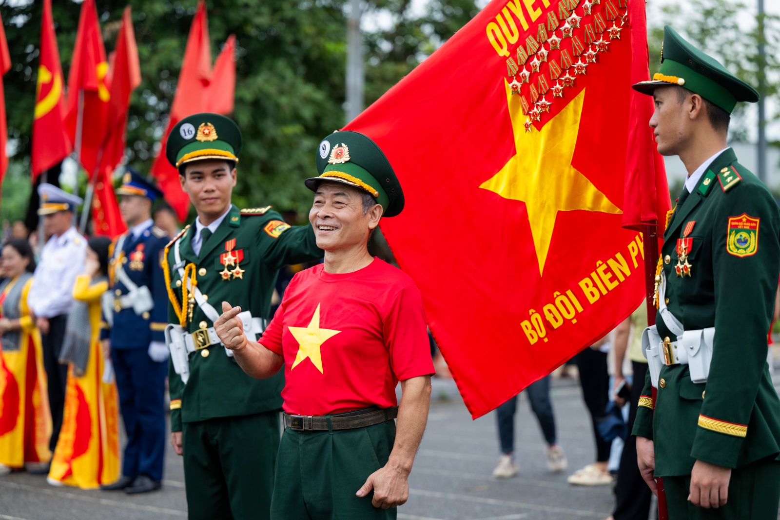 Người dân Hà Nội đứng kín thao trường, cổ vũ những bước chân hào hùng của các chiến sĩ đang chuẩn bị nhiệm vụ A80- Ảnh 47.