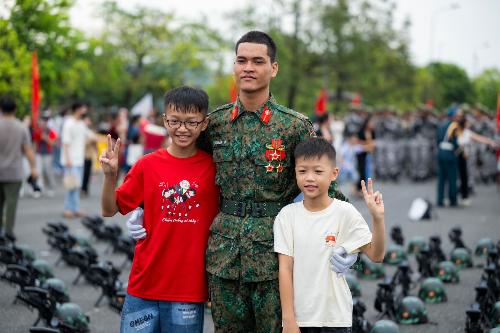 Người dân Hà Nội đứng kín thao trường, cổ vũ những bước chân hào hùng của các chiến sĩ đang chuẩn bị nhiệm vụ A80- Ảnh 39.