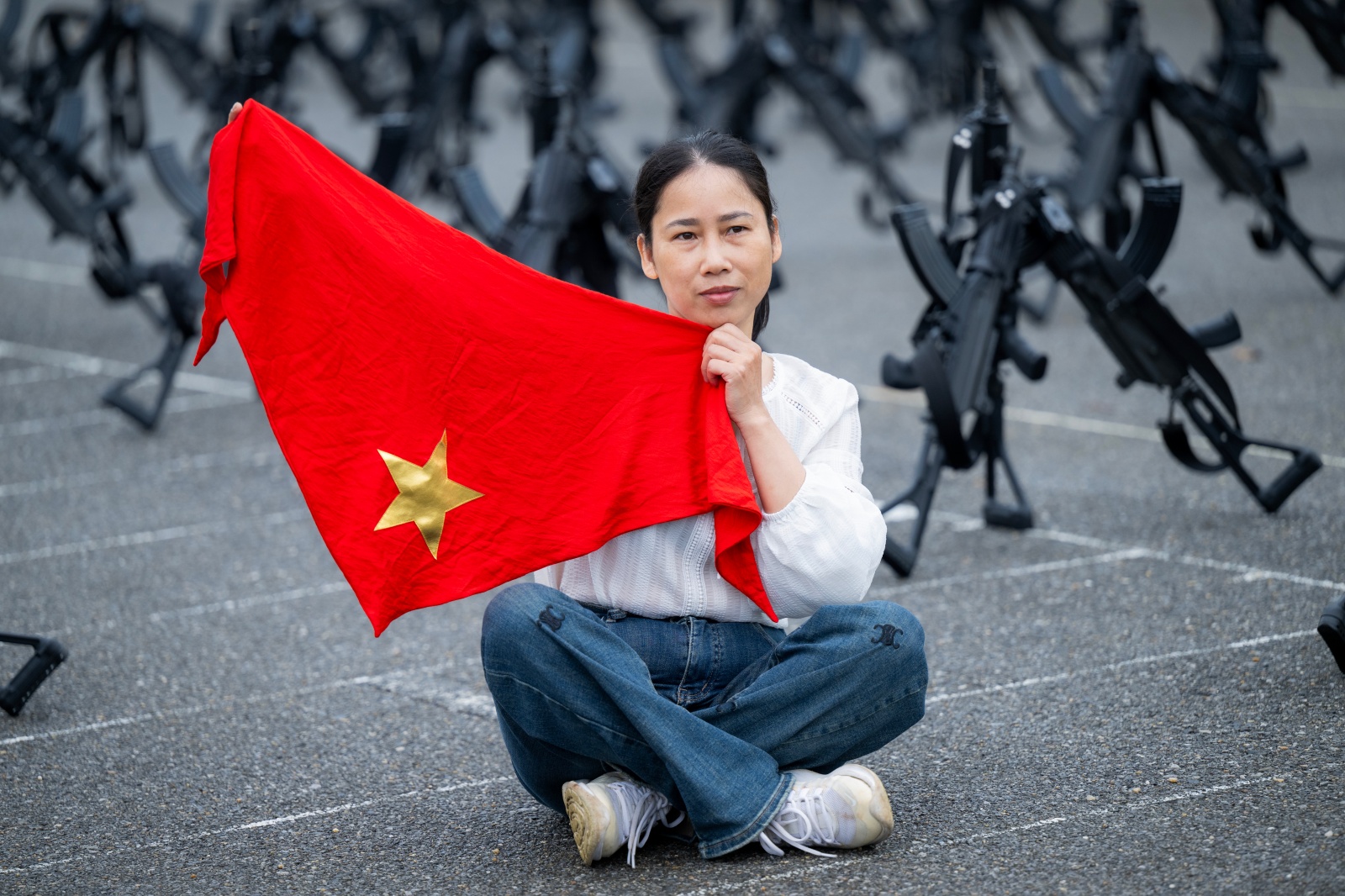 Người dân Hà Nội đứng kín thao trường, cổ vũ những bước chân hào hùng của các chiến sĩ đang chuẩn bị nhiệm vụ A80- Ảnh 46.