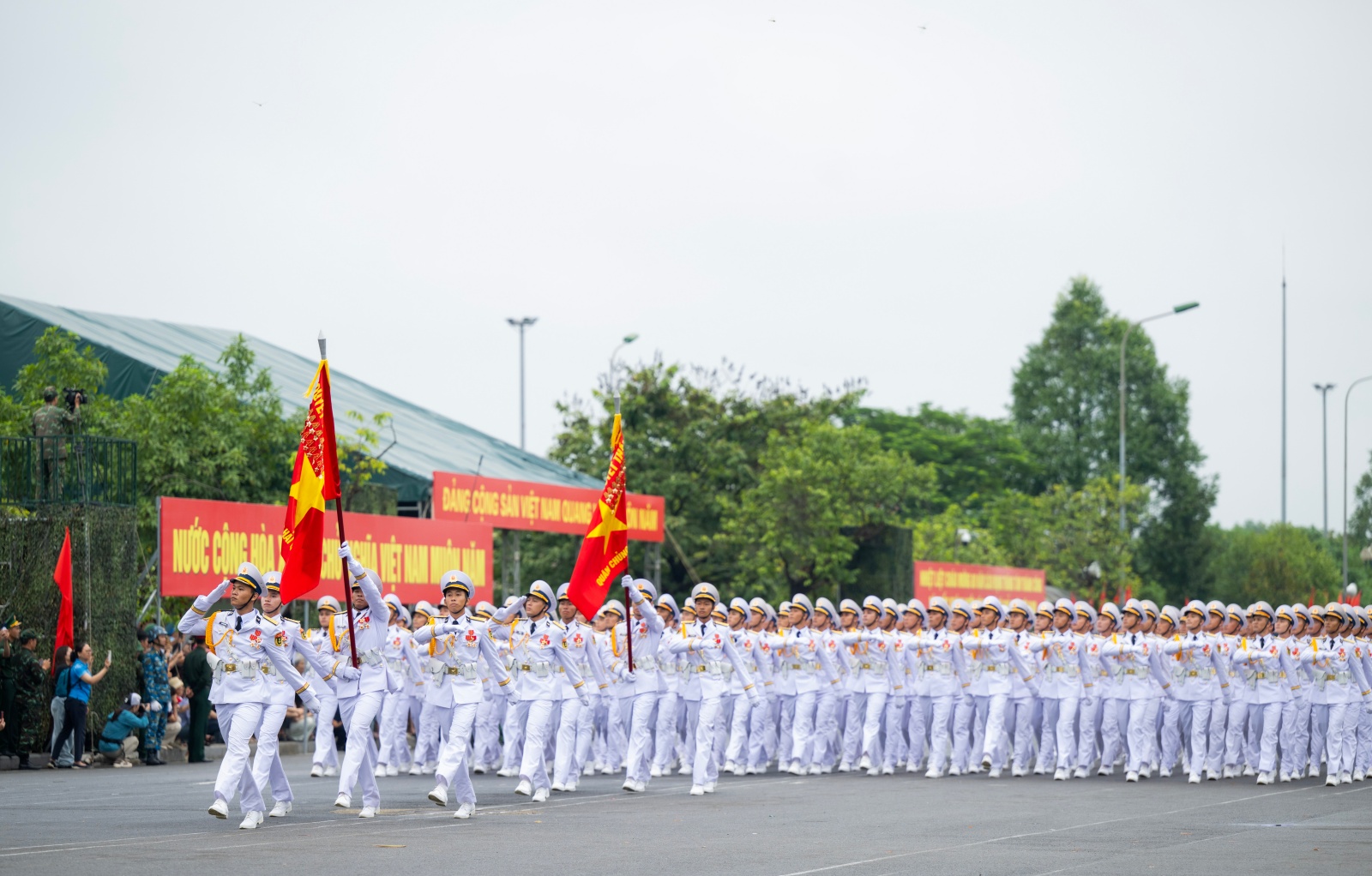 Người dân Hà Nội đứng kín thao trường, cổ vũ những bước chân hào hùng của các chiến sĩ đang chuẩn bị nhiệm vụ A80- Ảnh 6.