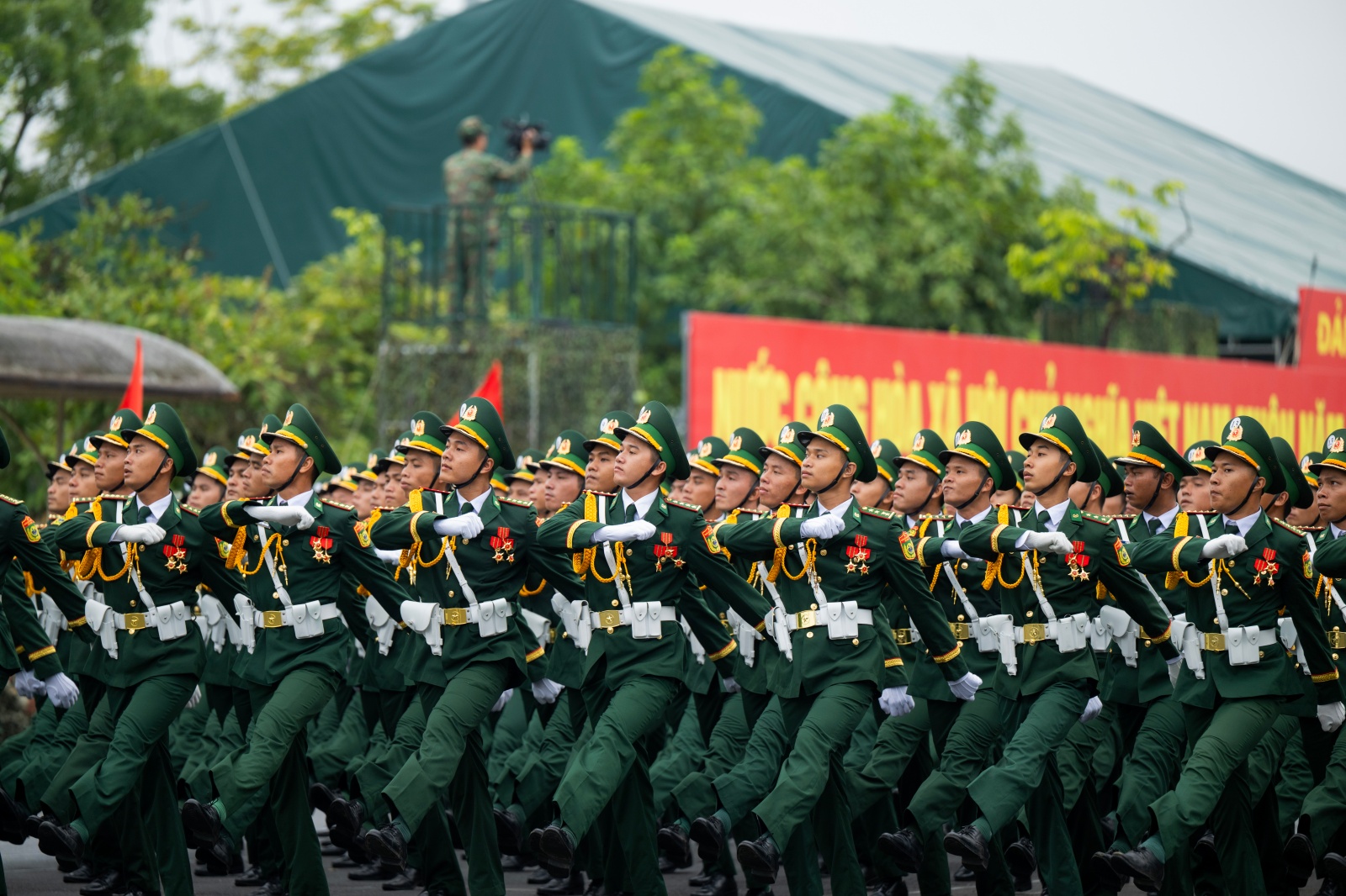 Người dân Hà Nội đứng kín thao trường, cổ vũ những bước chân hào hùng của các chiến sĩ đang chuẩn bị nhiệm vụ A80- Ảnh 9.