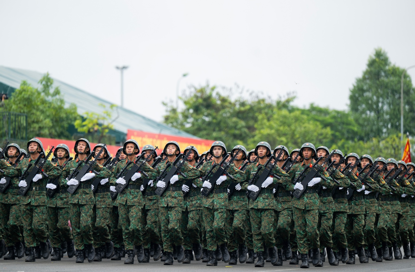 Người dân Hà Nội đứng kín thao trường, cổ vũ những bước chân hào hùng của các chiến sĩ đang chuẩn bị nhiệm vụ A80- Ảnh 11.