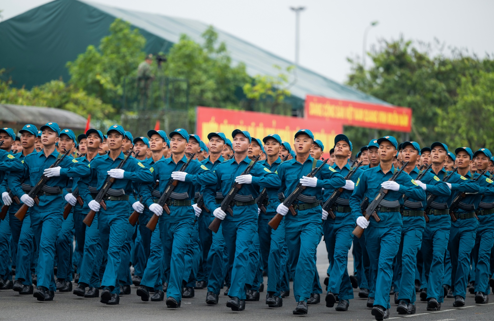 Người dân Hà Nội đứng kín thao trường, cổ vũ những bước chân hào hùng của các chiến sĩ đang chuẩn bị nhiệm vụ A80- Ảnh 18.