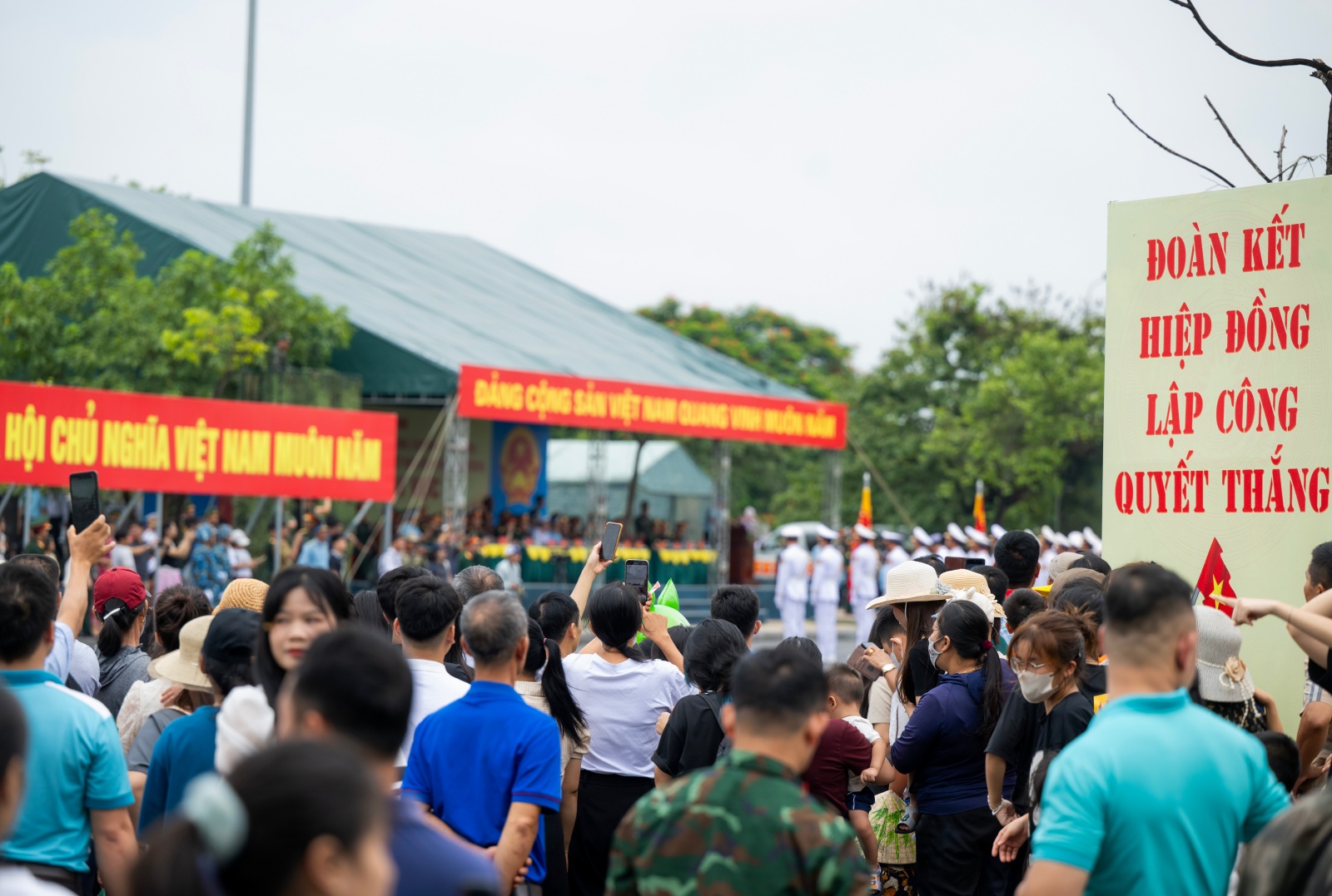 Người dân Hà Nội đứng kín thao trường, cổ vũ những bước chân hào hùng của các chiến sĩ đang chuẩn bị nhiệm vụ A80- Ảnh 49.