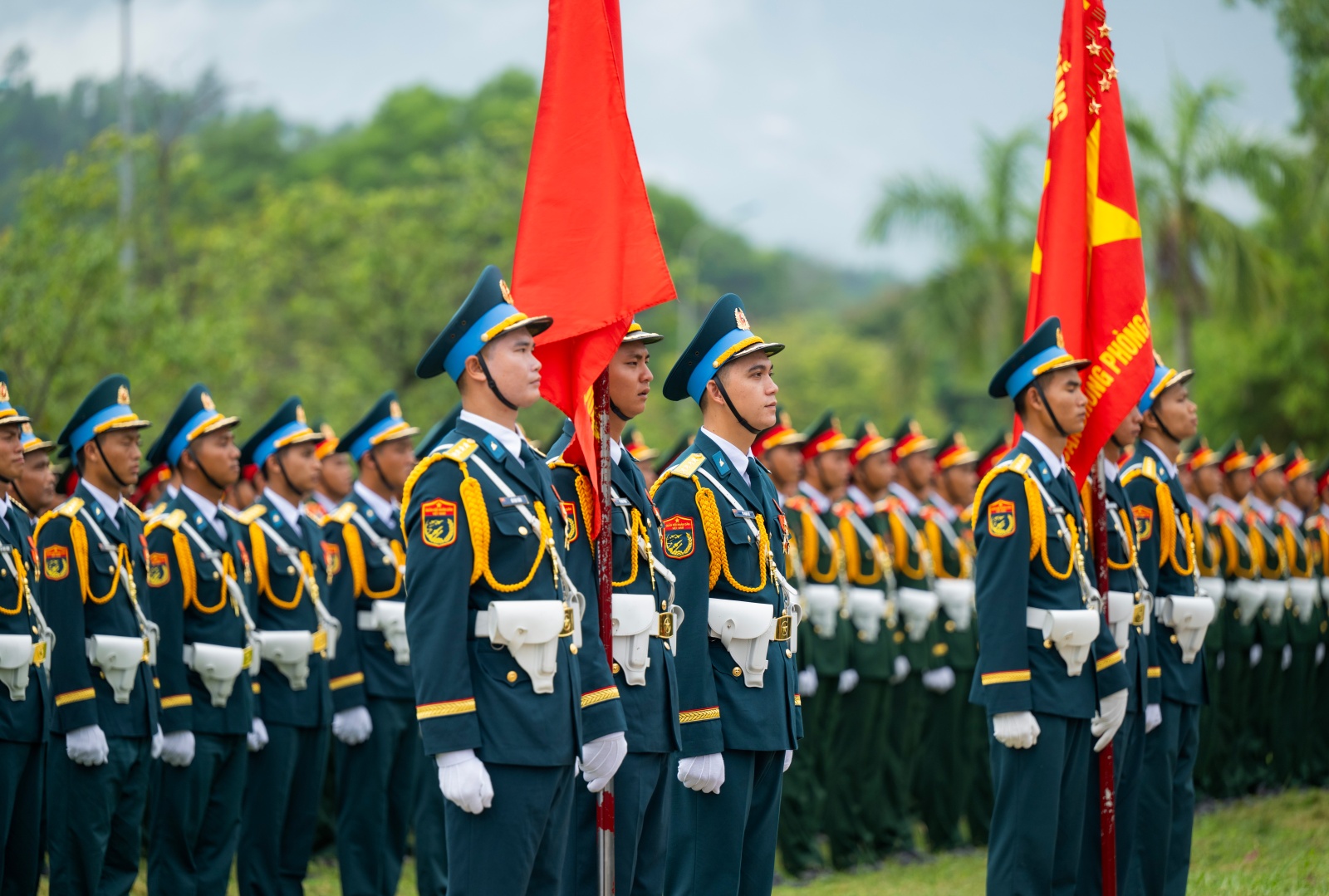 Người dân Hà Nội đứng kín thao trường, cổ vũ những bước chân hào hùng của các chiến sĩ đang chuẩn bị nhiệm vụ A80- Ảnh 1.