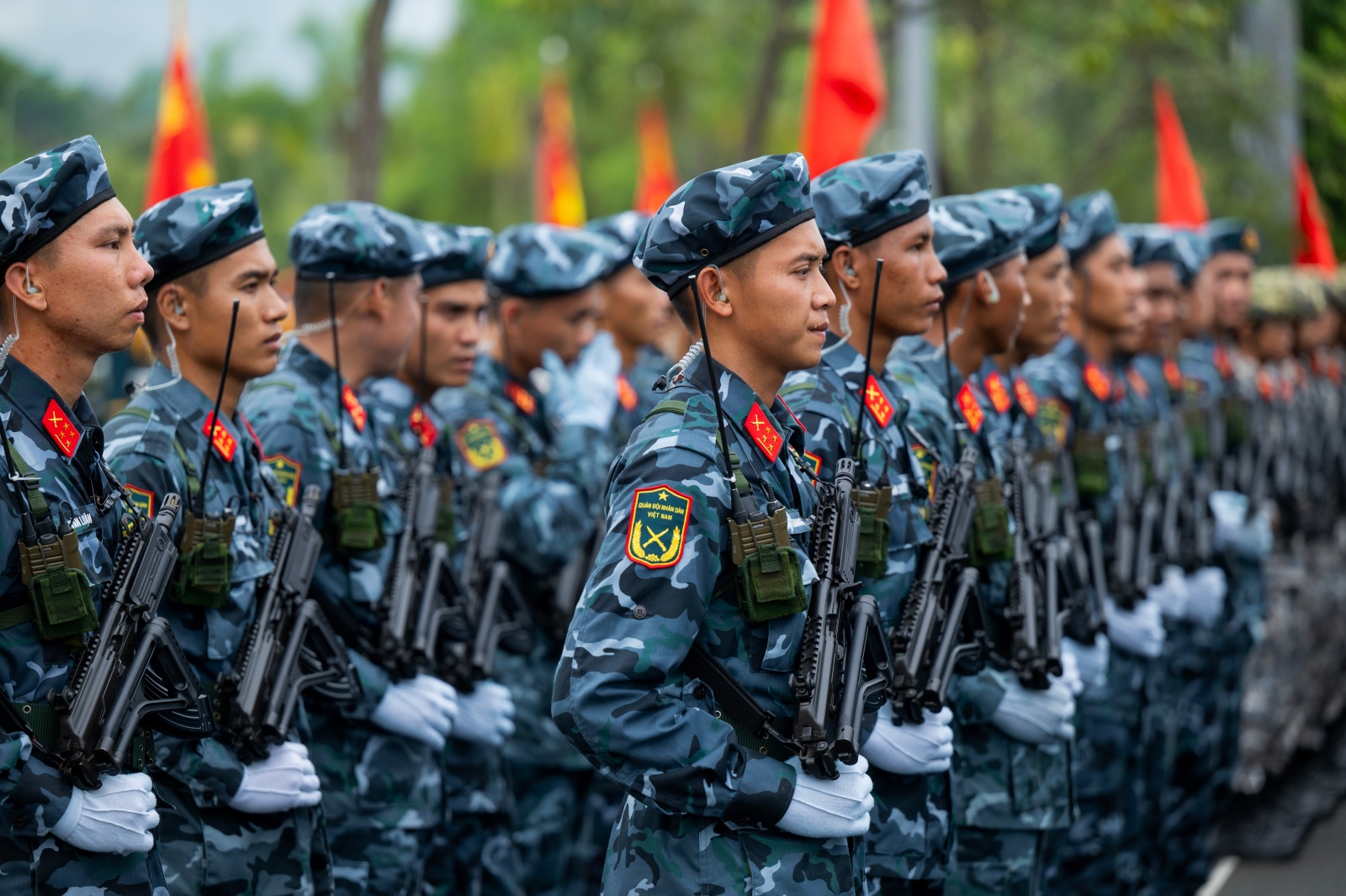 Người dân Hà Nội đứng kín thao trường, cổ vũ những bước chân hào hùng của các chiến sĩ đang chuẩn bị nhiệm vụ A80- Ảnh 23.