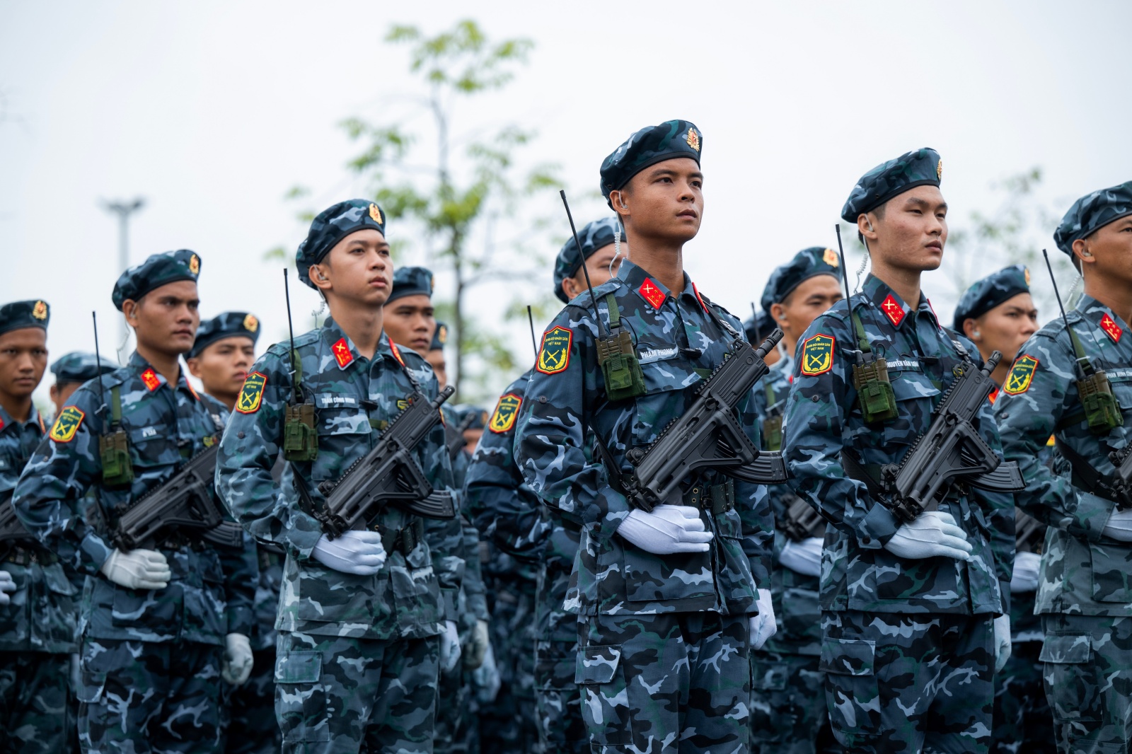 Người dân Hà Nội đứng kín thao trường, cổ vũ những bước chân hào hùng của các chiến sĩ đang chuẩn bị nhiệm vụ A80- Ảnh 22.