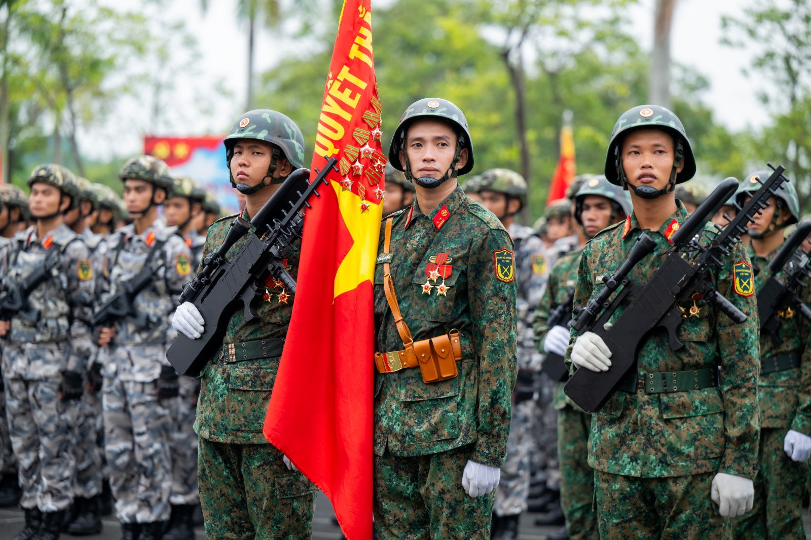 Người dân Hà Nội đứng kín thao trường, cổ vũ những bước chân hào hùng của các chiến sĩ đang chuẩn bị nhiệm vụ A80- Ảnh 21.
