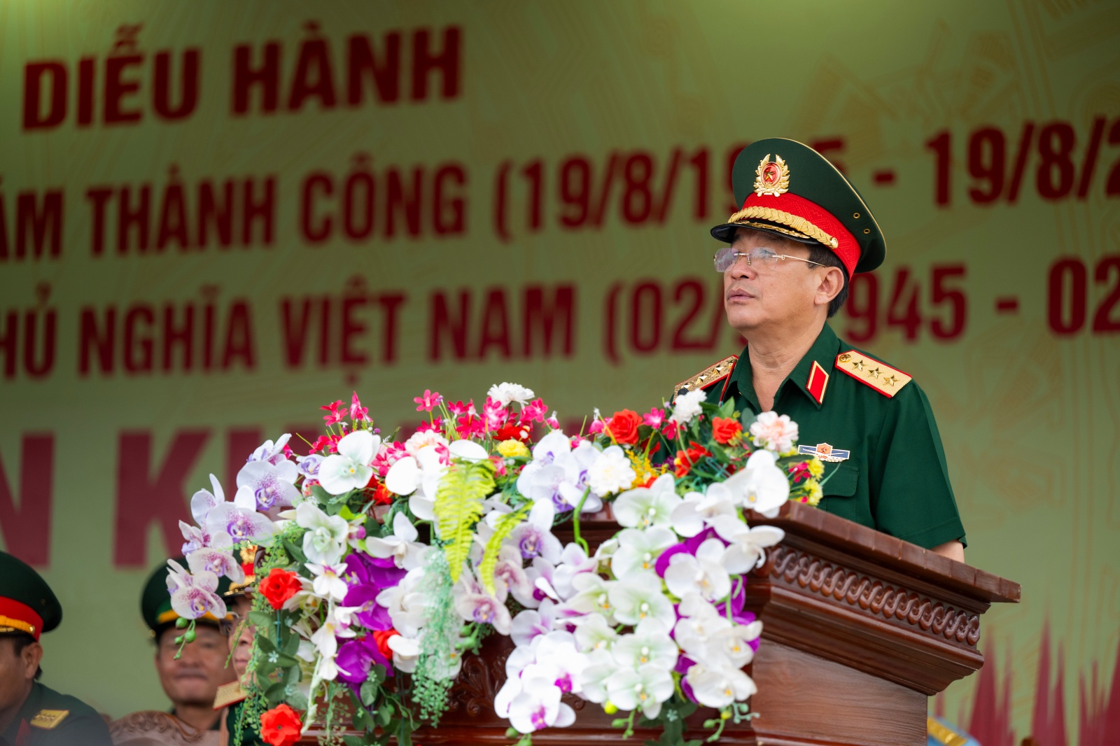 Người dân Hà Nội đứng kín thao trường, cổ vũ những bước chân hào hùng của các chiến sĩ đang chuẩn bị nhiệm vụ A80- Ảnh 4.