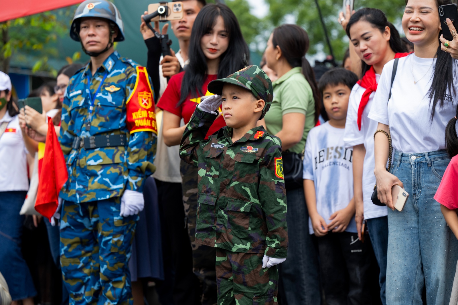 Người dân Hà Nội đứng kín thao trường, cổ vũ những bước chân hào hùng của các chiến sĩ đang chuẩn bị nhiệm vụ A80- Ảnh 44.